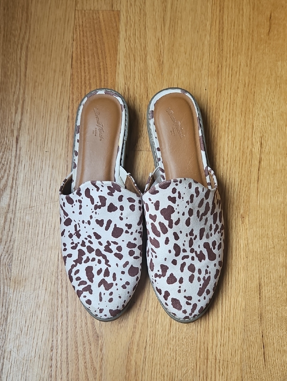 Cowhide Universal Thread Mule 8.5 Brown And White